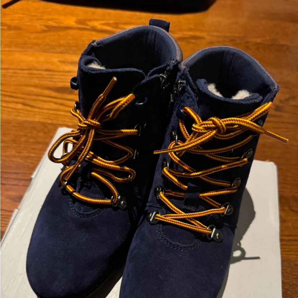 Brand new winter boots 
Size 3 available 
Never worn 
Msg me for details